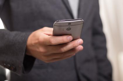 homme avec portable